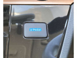 e-pedalスイッチとエコモードOFFスイッチです。e-ペダルON時ブレーキペダルを踏んで停車すると、ブレーキペダルから足を離してもクルマがブレーキ力を維持。足の疲れを緩和します。