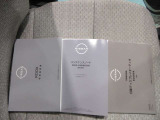 取扱い説明書 整備記録簿です前の持ち主のメンテナンスの状態がわかります