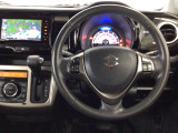 【ハンドル】運転にかかわる様々な操作を安全に行えるように視点移動が少なく操作性に配慮されたスイッチ類が凝縮されたコックピットです。