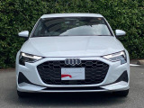 Audiデザインの特徴であるシングルフレームグリルが存在感を主張します。