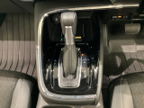 「e:HEV」搭載車です。日常シーンのほとんどをモーターで走行し、高速クルージングなどモーターよりもエンジンの方が効率が良い領域はエンジンで走行、あらゆる領域で優れた燃費走行を実現します。