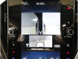 左右のサイドカメラ映像を同時に表示し、車両周囲の死角をしっかりカバー。狭い道や駐車時の接触リスクを減らし、安心して操作できる視界を確保します。