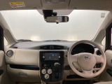 フロントガラスが大きく、ワイドな視界で運転もしやすくなるように設定されています。