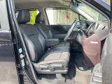 ひじ掛けのついたベンチシートタイプの運転席です。