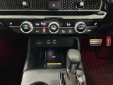 【左右独立オートエアコン】左右席で独立温度コントロールが可能です。運転席はキンキンに冷やして助手席はマイルドにと言った設定が可能です☆暑さ寒さでケンカすることもなくなりますね♪