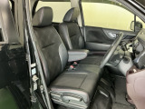 【ベンチシート】運転席と助手席の移動もスムーズ!狭い駐車場での乗り降りや、お子様の乗り降りにも便利です。座席の間にコンソールボックスやドリンクホルダーがないため、車内空間が広く感じます。