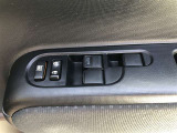 パワーウィンドウのスイッチです。 運転席にいながら助手席や後席の窓を開け閉めできるので、大変便利です。