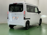 後席の窓には外から車内が見えにくくなるプライバシーガラスを採用。周りを気にせずリラックスして過ごせます