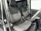 高いホールド性で運転姿勢が安定します。長距離ドライブでも疲れにくいのが魅力です。快適なドライビングライフをお送りください♪