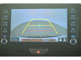 バックガイドモニター(バックモニター)付き。車両後方の映像をナビ画面に表示し、駐車などの後退操作をサポートします。
