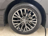 純正のアルミホイール装着。タイヤサイズは225/55R19