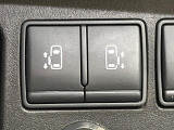 【両側スライドドア】駐車場で隣の車との間隔が狭く乗りにくい時、スライドドアなら安心!ドアオープン時も幅を取らず、開口部が広いので乗り降りがとっても簡単です。大きな荷物の出し入れも後席から可能♪