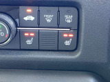 運転席と助手席にはシートヒーターが付いています