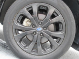 スバル純正18インチアルミホイール。タイヤサイズは225/55R18。納車時に弊社指定の新品タイヤ4本を交換いたします。