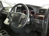 ドライバーを包み込むようなデザイン。運転していて安心感、高級感を感じられるコックピットです。