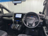 運転席まわりです。 各操作スイッチは使いやすい位置に配置されてます。