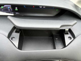 メーター下にはちょっとした収納スペースと充電用のUSBソケット