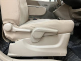 運転席は高さの調節も出来ます!
