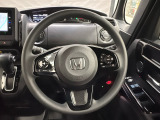 ハンドルにHondaセンシング系のクルーズコントロールやレーンキープアシストなどのスイッチと、オーディオの操作スイッチが装備されています。ハンドルから手を離さず安全に操作できます。
