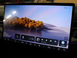 ディスプレイのメイン画面にはナビゲーションやSpotify、ラジオなどのアプリが表示されています スマートフォンのようにアプリを切り替えて操作します