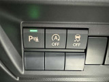 コーナーセンサーを車の前後に装備。障害物までの距離に応じて警告音を変えてお知らせ。縦列駐車時や駐車場・車庫などでの取り回しをサポートします。詳細は販売店スタッフまでおたずねください。