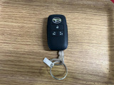 【スマートキー】 スマートキーを携帯していれば、ドアハンドルのボタンを押してロックの解除ができ、パワースライドドア(左側)もワンタッチで開閉できます。