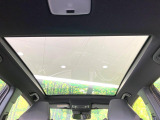 【大型サンルーフ】車内の解放感が一気に上がる大型のパノラマルーフ!季節を問わず開放的で快適なドライブをお楽しみいただけます。流通量も少なく希少価値の高い人気の装備です♪