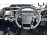 運転席まわりです。 各操作スイッチは使いやすい位置に配置されてます。