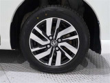アルミホイールを装備、タイヤサイズは165/65R14です。