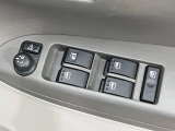 【電動格納ミラー】サイドミラーは電動格納式となっており、狭い駐車場でもキズがつくリスクを抑えられます。