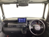 運転席は、大きな座面と包み込むような背もたれがドライバーの身体全体をしっかり支えます。上質なシート素材と座り心地のよいクッションを採用し、長時間の運転やコーナーの多い道も快適です
