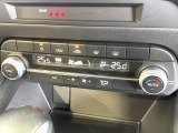 【オートエアコン】一度お好みの温度に設定すれば、車内の温度を検知し風量や温度を自動で調整。暑い&hellip;寒い&hellip;と何度もスイッチ操作をする必要はありません。快適な車内空間には必須の機能ですね♪