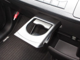 運転席と助手席の間にはドリンクホルダーがあります。取りやすい位置にありますからドライブも楽しくなりますね!