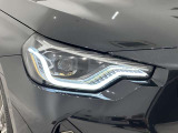 アダプティブLEDヘッドライトはステアリングを切った方向を照らします。