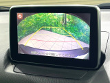 【バックカメラ】駐車時に後方がリアルタイム映像で確認できます。大型商業施設や立体駐車場での駐車時や、夜間のバック時に大活躍!運転スキルに関わらず、今や必須となった装備のひとつです!
