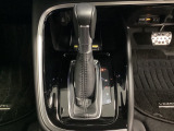 「e:HEV」は、モーター走行を中心にしながら電気エネルギーやエンジン動力を最も効率よく使い分けることができる賢いハイブリッドシステムです。サイドブレーキはスイッチ操作の電子制御パーキングブレーキです