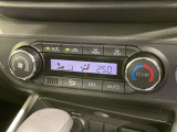 【オートエアコン】一度お好みの温度に設定すれば、車内の温度を検知し風量や温度を自動で調整。暑い&hellip;寒い&hellip;と何度もスイッチ操作をする必要はありません。快適な車内空間には必須の機能ですね♪