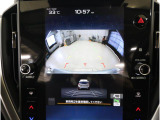 後方映像を11.6インチディスプレイに表示し、ステアリング連動ガイドラインが駐車をサポート。さらに後退時はリヤ4センサーが障害物を検知し、必要に応じてブレーキが作動します。