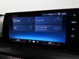 BMWカーブド・ディスプレイは、必要な情報をひと目で把握できるだけでなく、BMW iDriveの主要なインターフェイスとしてさまざまな機能の直観的な操作を可能にしています。