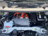 サクラは電気自動車なのでエンジンは有りません。モーターで走行します。