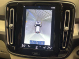 【360&deg;ビューカメラ】4台の高解像度カメラで360度の鳥瞰図を表示。隣の車や壁、死角にある障害物などを画面で確認できるため、狭いスペースでの駐車・出入りも安心です。