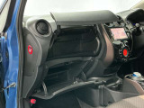 【グローブボックス】車検証や保険証、保険関連書類、整備用グローブなどの必要書類・小物を、助手席から運転席へすぐに取り出せる場所に整理して保管できます。車内の小物整理に役立ちます!