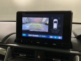 リバースギアに入れるだけで後方の表示へ切り替わります。夜間や雨の日の駐車も楽になりますよ。