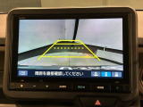 リバースギアに入れるだけで後方の表示へ切り替わります。夜間や雨の日の駐車も楽になりますよ。