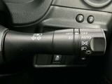 【オートライト】車のセンサーが周囲の明るさを感知し、自動でヘッドライトを点灯・消灯する機能です。この機能は夕暮れ時の交通事故が多い時間帯の安全性を高めてくれます。