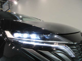アダプティブLEDヘッドライトシステムです対向車や先行車に照射しないよう自動でハイビームの照射範囲を切り替えます 夜間走行時とても役立ちます