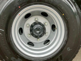 運転席側2軸目のホイールに歪み・キズがあります。