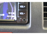 スマートフォンやiPodに入れた音楽を楽しめるAUXを装備しています。AUXは直接カーオーディオに接続できるため、Bluetoothなどよりも高音質な音楽が楽しめます。