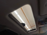 【サンルーフ】開放感たっぷりの希少装備、サンルーフが装着されています!車内に明かりを取り入れたり景色を楽しむ以外にも、車内の空気も簡単に換気できて快適です!