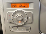 【オートエアコン】一度お好みの温度に設定すれば、車内の温度を検知し風量や温度を自動で調整。暑い&hellip;寒い&hellip;と何度もスイッチ操作をする必要はありません。快適な車内空間には必須の機能ですね♪